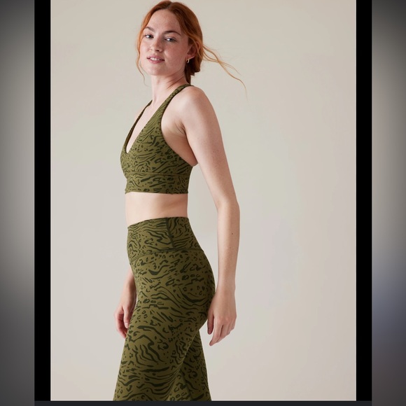 Athleta Set of 2 bras Conscious crop & transcend plunge D-DD+ Size S Like new - Picture 11 of 15